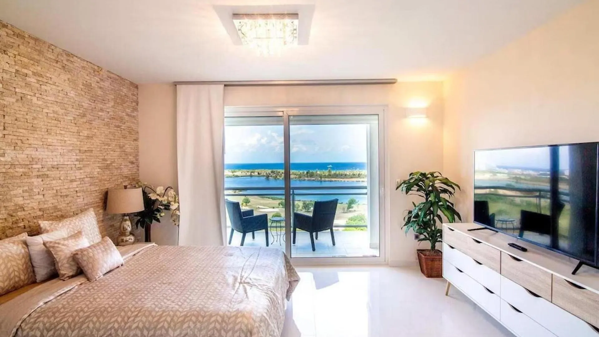 Lovely 3-Bed Apartment In Maho 0*,  Svatý Martin